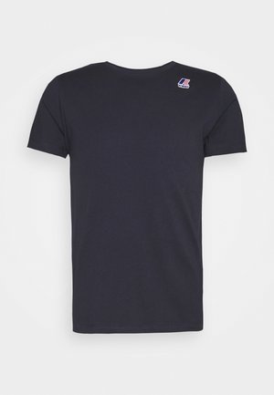 Marineblaues T-Shirt mit kurzen Ärmeln, rundem Ausschnitt, einfarbigem Rücken und kleinem K-Way-Logo nahe der oberen rechten Schulter.