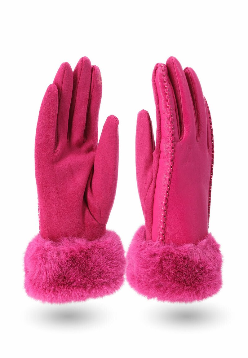 Un paio di guanti fucsia brillanti con polsi in morbido pelliccia, mostrano camoscio da un lato e pelle liscia con cuciture dall'altro.