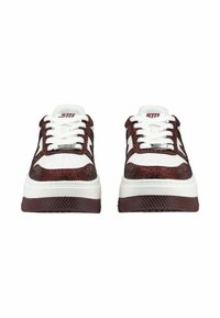 Sneakers bianchi con suole spesse marroni, sovrapposizioni testurizzate marroni, lacci bianchi e punte forate, mostrati frontalmente.
