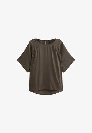 T-shirt à manches courtes, ample, de couleur vert olive foncé, avec un large col rond et une texture côtelée subtile, doté d'un ourlet arrondi.
