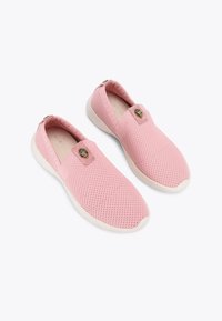 Jasnoróżowe wsuwane buty z przewiewnej siateczki, biała gumowa podeszwa oraz dekoracyjne akcenty z małym złotym emblematem.