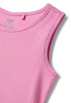 Maglietta rosa senza maniche per bambini in cotone con scollo rotondo, cuciture visibili ed etichetta del marchio OVS Kids all'interno del colletto.