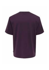 Kortærmet T-shirt i dyb lilla, lavet af blødt bomuldsstof. Har en klassisk rund hals og enkle, rene linjer uden pynt.