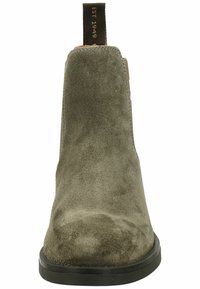 Šedá semišová kotníková bota s hladkým povrchem, kulatou špičkou a poutkem. Obsahuje kontrastní hnědý akcent na podpatku. Černá gumová podrážka.