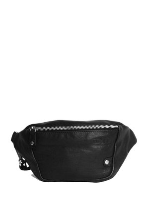 Marsupio in pelle nera con una texture liscia, una cerniera argentata e un dettaglio con logo. Presenta una tracolla regolabile e una forma curva.