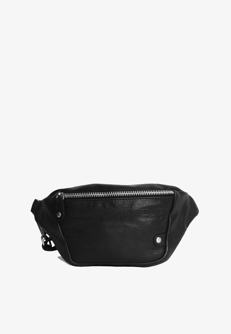 Marsupio in pelle nera con una texture liscia, una cerniera argentata e un dettaglio con logo. Presenta una tracolla regolabile e una forma curva.