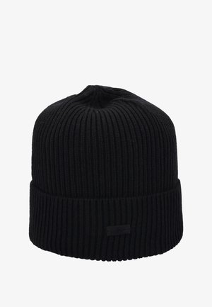 Sort strikket beanie-hat med ribbet tekstur, rund top og en foldet manchet med et lille logo-patch.