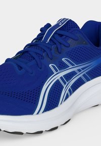 Μπλε παπούτσι για τρέξιμο ASICS με λευκές λωρίδες λογότυπου, επάνω μέρος από δίχτυ, κορδόνια και μαλακή λευκή σόλα.