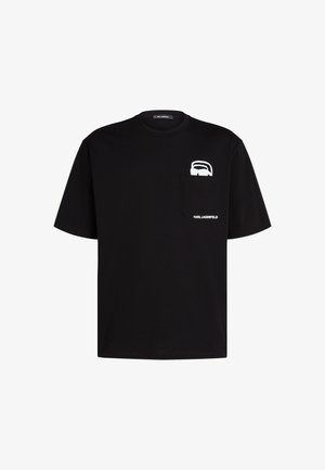 Musta puuvillainen t-paita lyhyillä hihoilla, jossa on valkoinen graafinen kuvio rintataskussa ja brändin nimen "KARL LAGERFELD" valkoisella.