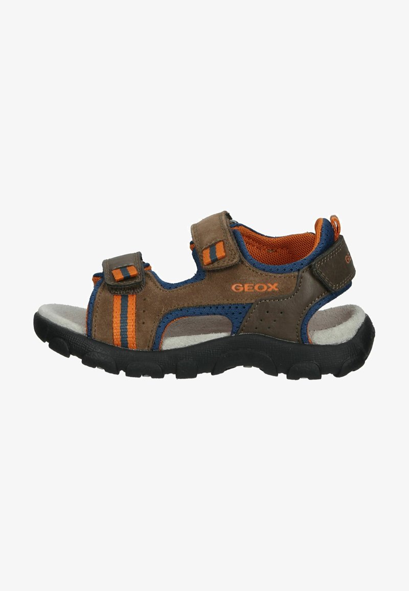 Sandalia marrón y azul con acentos naranjas, hecha de ante y malla. Cuenta con dos correas ajustables de Velcro y una suela de goma.