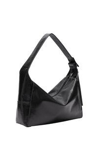 Bolso de hombro de cuero negro con un diseño geométrico, correa ancha y cierre de cremallera, que presenta una textura suave y una forma angular.