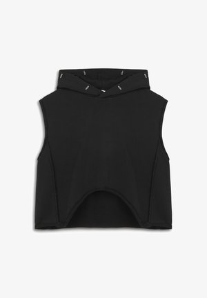 Zwarte mouwloze cropped hoodie met een capuchon, voorzien van zilveren veiligheidsspeld-accenten en rauwe randen voor een casual ontwerp.