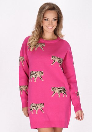 Rosa Strickkleid mit langen Ärmeln, das ein strukturiertes Muster von laufenden Tigern in Beige und Schwarz zeigt. Weiches Strickmaterial, lockere Passform.