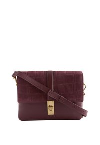 Sac bandoulière bordeaux en cuir et daim, doté d'un rabat texturé, de ferrures dorées et d'une bandoulière réglable.