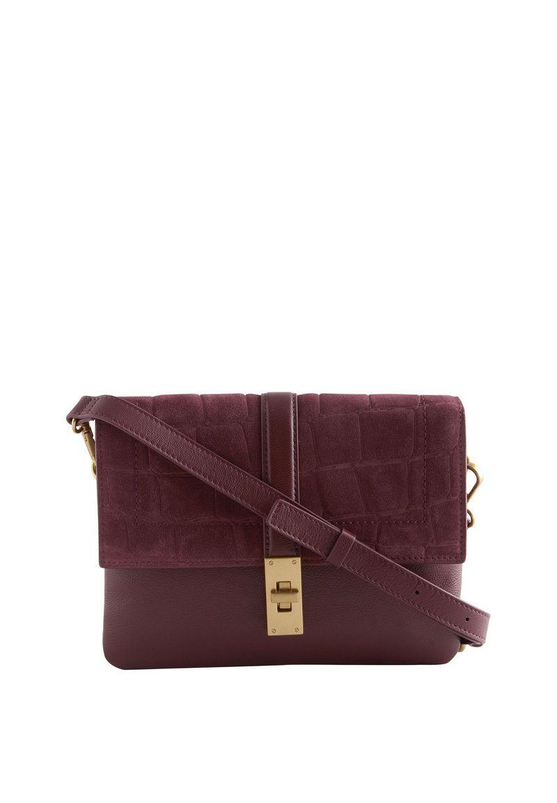 Sac bandoulière bordeaux en cuir et daim, doté d'un rabat texturé, de ferrures dorées et d'une bandoulière réglable.