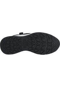 Suela de zapato de goma negra con textura en el relieve para un mejor agarre, que presenta un patrón geométrico y una tirada de acento blanca a lo largo del costado.