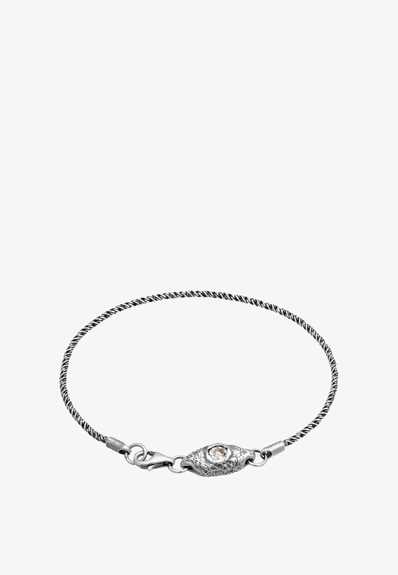 Silver snodd trådarmband med en ögonformad berlock som har en central klar ädelsten. Designen är intrikat med en texturerad yta.