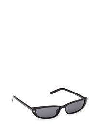 Occhiali da sole neri con un design elegante, forma angolare, lenti scure e accenti argentati a forma di stella sui bordi esterni della montatura.