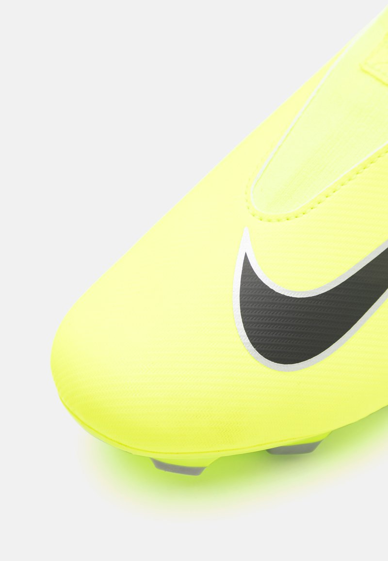 Helle gelbe Fußballschuhe mit einer glatten, strukturierten Oberfläche. Enthält ein schwarzes Nike-Logo und ein elegantes, spitzes Design der Zehenpartie.