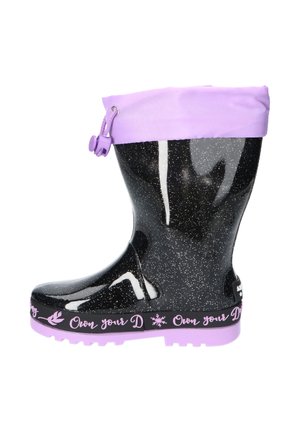 Czarny błyszczący kalosz z białymi kropkami, fioletowym mankietem i podeszwą oraz różowym dekoracyjnym napisem i symbolami na krawędzi podeszwy.