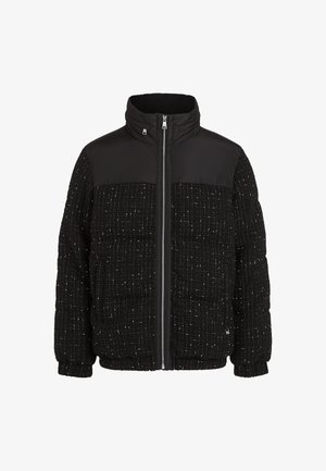Mustar puffer-jakk mustast, tekstureeritud kootud kangast ja siledast yoke'ist, eesne tõmblukk, kõrge krae ning elastsed mansetid ja põhi.