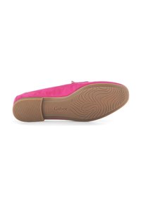 Roze suède platte schoen met een rubberen zool, voorzien van een gestructureerde onderkant en een reliëf merklogo. Eenvoudig ontwerp zonder zichtbare hardware.