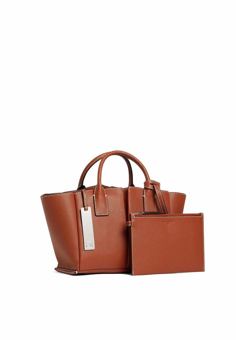 Borsa a mano in pelle marrone con design strutturato, doppi manici e una pochette con zip rimovibile. Presenta hardware in tonalità argentata e cuciture a contrasto.