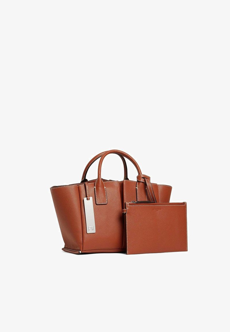 Braune Lederhandtasche mit strukturiertem Design, doppelten Griffen und einem abnehmbaren Reißverschlussbeutel. Merkmale sind Silberfarbene Hardware und Kontrastnähte.