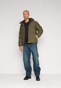 Tommy Jeans ESSENTIAL JACKET - Jakna ispunjena paperjem - drab olive green