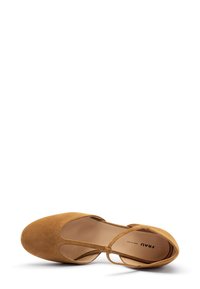 Scarpa in suede color talpa con punta a mandorla, aperture laterali e una fascetta sul tallone. Fodera interna liscia. Nessun hardware o motivo visibile.