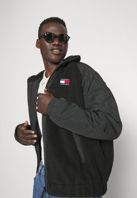 Tommy Jeans MIX MEDIA JACKET - Giacca in pile - black