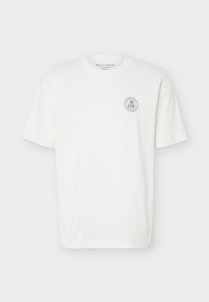 Λευκό T-shirt με κοντά μανίκια και στρογγυλή λαιμόκοψη με μικρό γύρο λογότυπο Marc O'Polo στο αριστερό μέρος του στήθους.