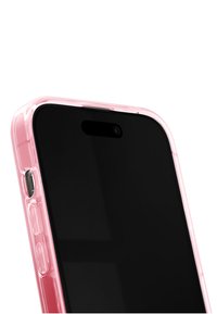 Gennemsigtigt lyserødt telefonetui med teksturerede sider, der dækker en sort smartphone. Indeholder udskæringer til knapper og kameraåbning øverst.