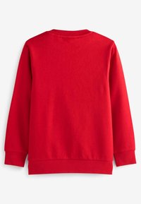 Sweatshirt en coton rouge à manches longues, col rond et poignets côtelés. Texture lisse avec une couleur uniforme et sans motifs ni graphiques visibles.