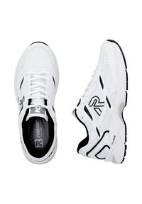 Chaussures de sport blanches avec dessus en maille, accents noirs, fermeture à lacets et semelle rembourrée avec une bande de roulement texturée pour une meilleure adhérence.