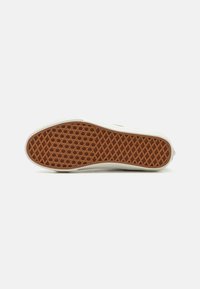 Sola de sapato de borracha com um padrão hexagonal, apresentando uma cor castanha e bordas brancas. Design suave e flexível para tração e conforto.