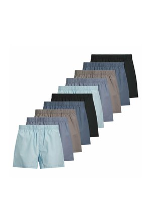 Dieci paia di boxer da uomo con vita elasticizzata disposti in una fila sfalsata, con colori che comprendono azzurro, grigio, blu navy e nero.