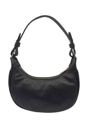 Sac à bandoulière en cuir noir texturé avec une forme incurvée, une fermeture éclair dorée et une sangle ajustable avec des détails en métal doré.