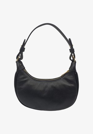 Sac à bandoulière en cuir noir texturé avec une forme incurvée, une fermeture éclair dorée et une sangle ajustable avec des détails en métal doré.
