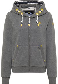 Sudadera con cremallera gris hecha de tela suave. Cuenta con una capucha ajustable con acentos amarillos, bolsillos frontales y puños y dobladillo acanalados.