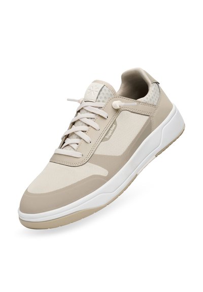 Beige sportovní obuv s síťovinovým svrškem, kulatou špičkou, tónovými tkaničkami a lehkou polstrovanou podrážkou pro pohodlí a podporu.