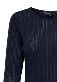 Granatowa bluzka z długim rękawem, wykonana z teksturowanej tkaniny, z pionowymi paskami i małymi wycięciami, z okrągłym dekoltem.