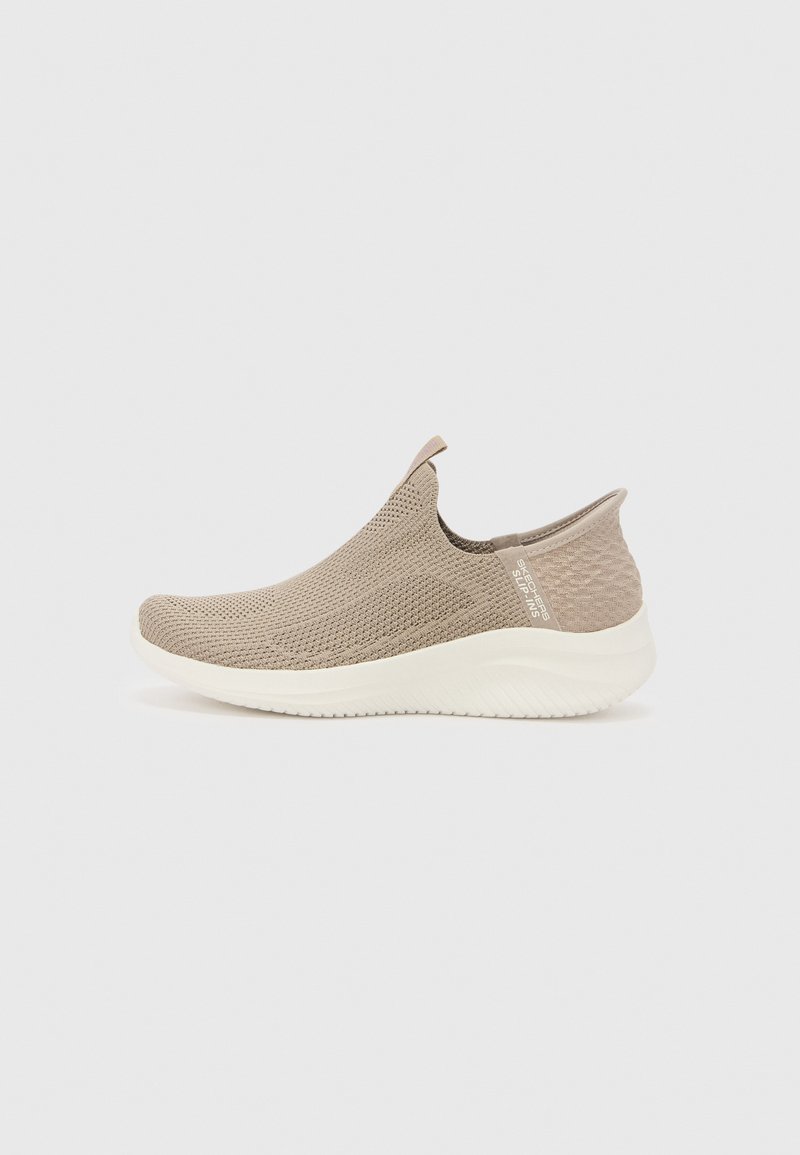 Scarpa slip-on beige con tomaia in mesh traspirante, design testurizzato e suola in gomma bianca con scanalature sottili.