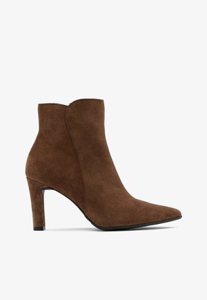 Brązowe zamszowe botki za kostkę z wydłużonym noskiem, dopasowaną cholewką i 3-calowym obcasem w szpilce. Teksturowane wykończenie i minimalistyczny design.