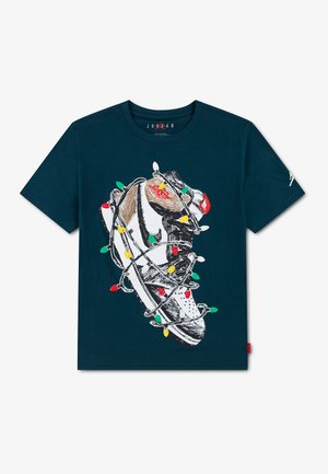 Camiseta de manga corta de color azul oscuro con un gráfico de una zapatilla envuelta en luces de Navidad de colores en el frente.