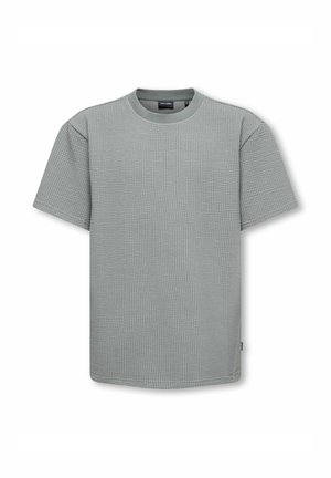 Jasnoszary, krótki rękaw, teksturowana koszulka z okrągłym dekoltem, z subtelnym wzorem w kratkę i małą metką marki na bocznym szwie.