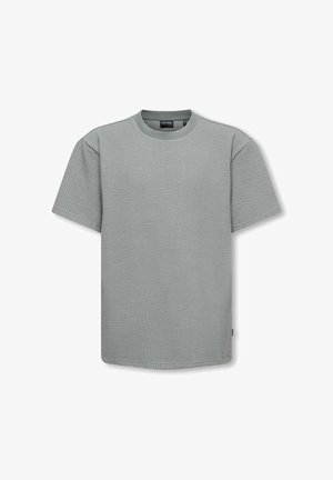 T-shirt grigia chiara a maniche corte in maglia testurizzata con collo a giro e un sottile motivo a griglia, con una piccola etichetta del brand sulla cucitura laterale.