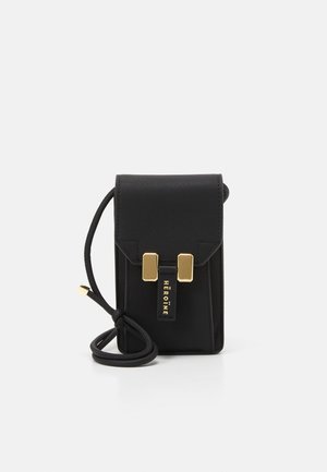 Sort lille crossbody-taske med gyldent rektangulært spænde og en matchende rem, med et frontmærke mærket "HEROINE."