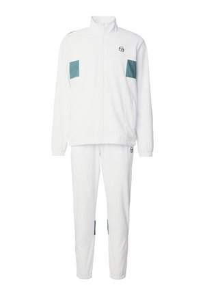 Bílá tepláková souprava s bundou na celou délku zipu a elastickými manžetami, s tyrkysovými obdélníkovými nášivkami na hrudi a nohavicích a malými černými logy na bundě a kalhotách.