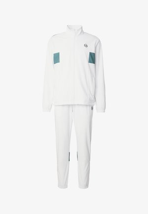 Biały dres z kurtką na pełen zamek i elastycznymi mankietami, z turkusowymi prostokątnymi naszywkami na piersi i nogawkach oraz małymi czarnymi logo na kurtce i spodniach.